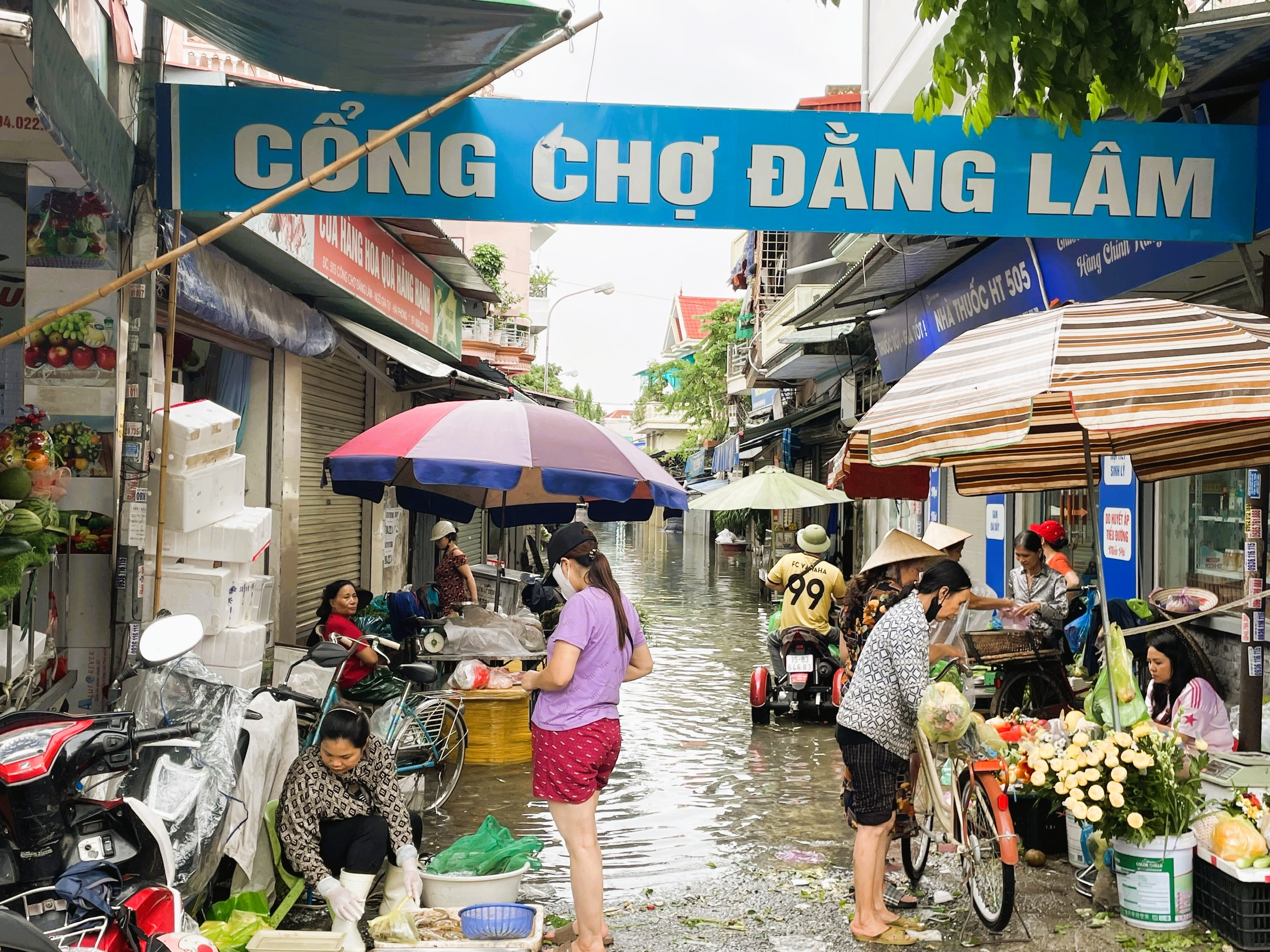 Gallery - Mưa ngớt nhưng nhiều nơi ở Hải Phòng vẫn ngập cục bộ - image 6