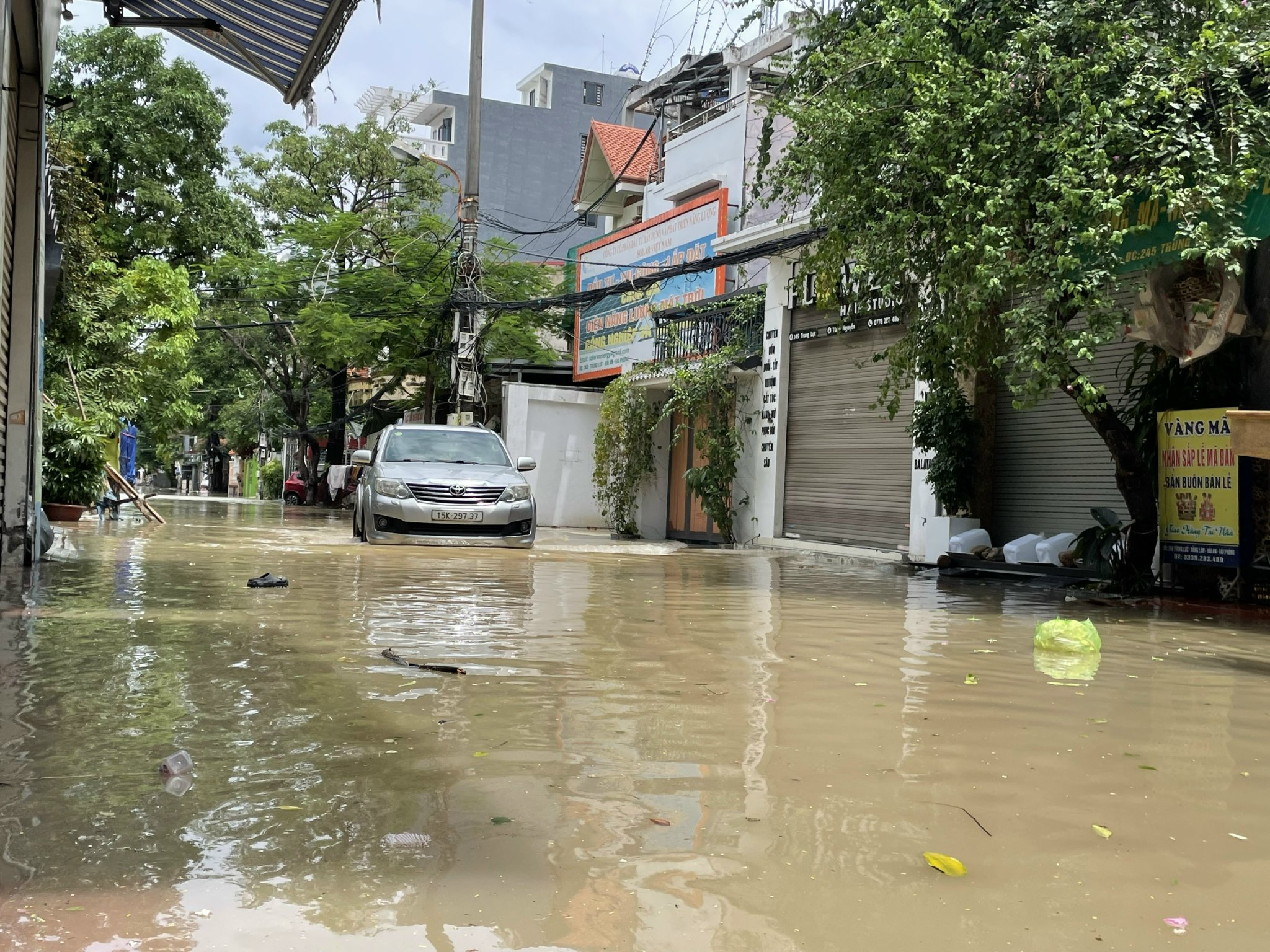 Gallery - Mưa ngớt nhưng nhiều nơi ở Hải Phòng vẫn ngập cục bộ - image 9