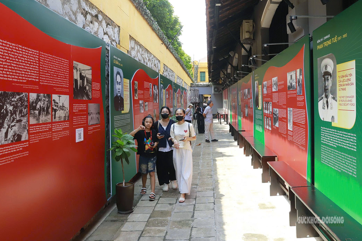 'Tâm son, chí thép' thu hút người dân Thủ đô - Ảnh 4.