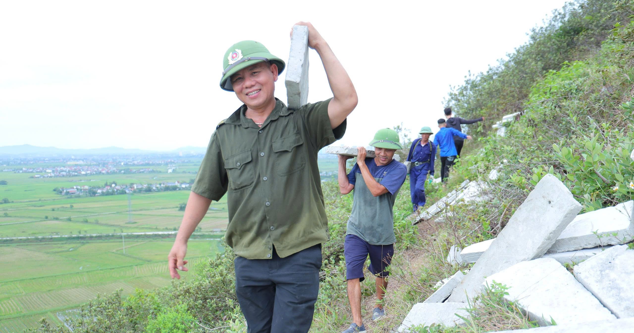 Viết tiếp lời tri ân 'Bác Hồ sống mãi' trên sườn núi Nhón- Ảnh 5.