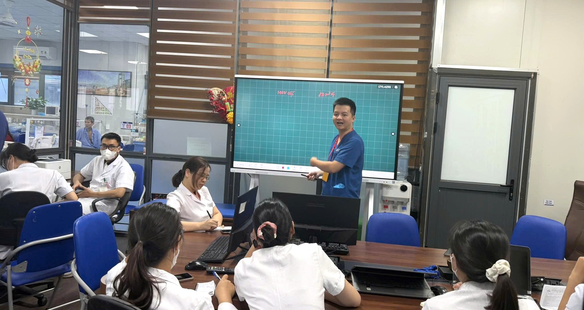 Gallery - Thực tiễn áp lực của Bác sĩ nội trú Đại học Y Hà Nội - image 1