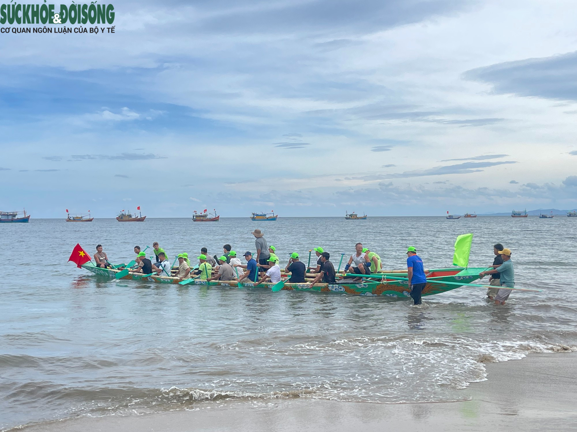 Gallery - Vì sao làng biển chia nhau 4 màu để treo cờ, mặc áo cả tháng trời? - image 7