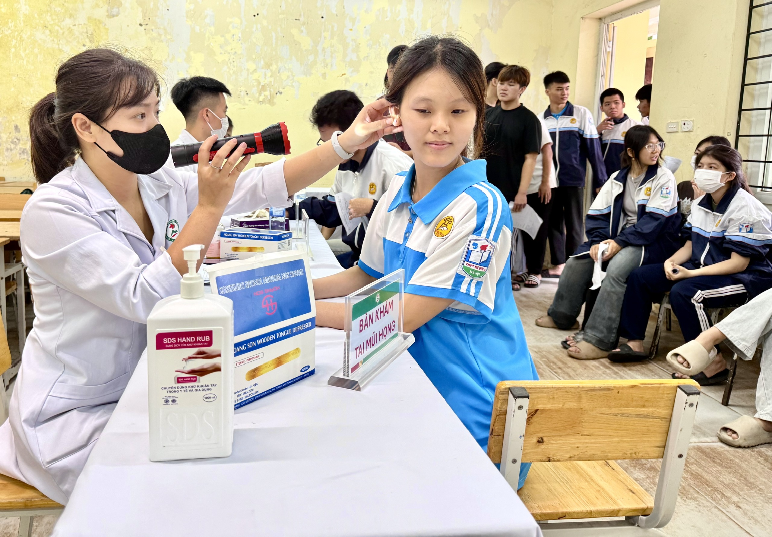 Gallery - Hàng ngàn học sinh Hà Nội đồng loạt được khám sức khỏe sàng lọc miễn phí - image 1