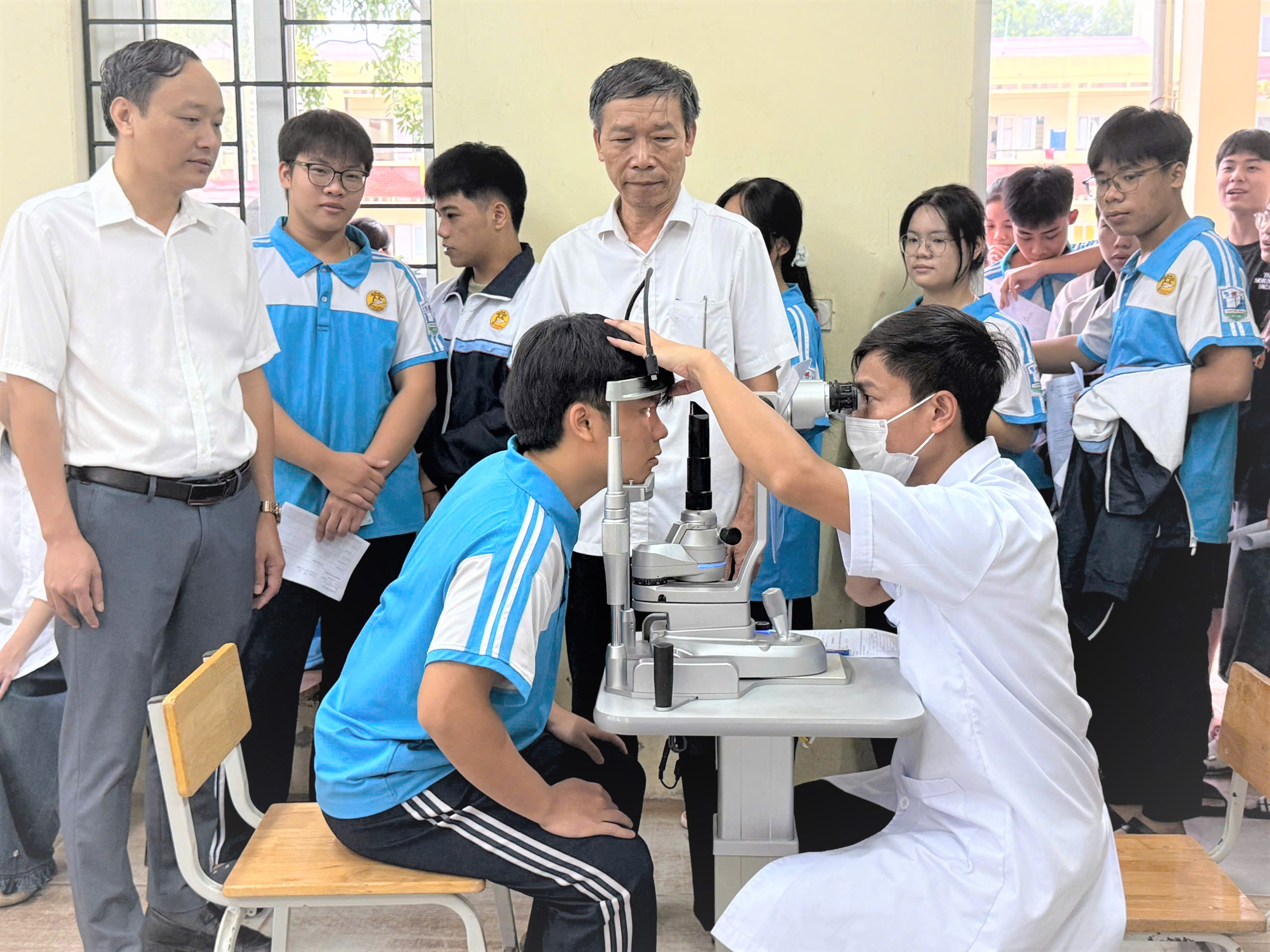 Gallery - Hàng ngàn học sinh Hà Nội đồng loạt được khám sức khỏe sàng lọc miễn phí - image 2