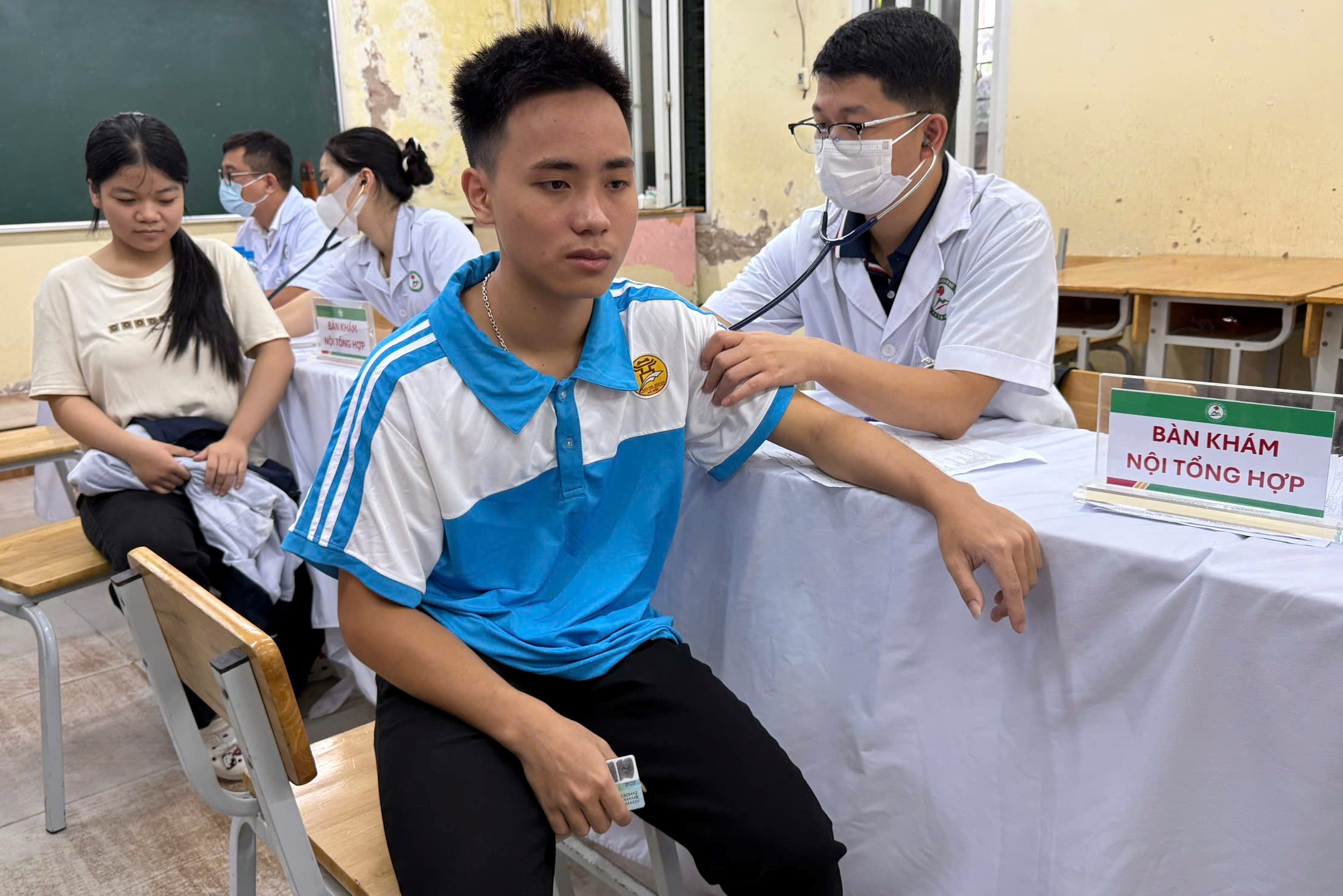 Gallery - Hàng ngàn học sinh Hà Nội đồng loạt được khám sức khỏe sàng lọc miễn phí - image 3
