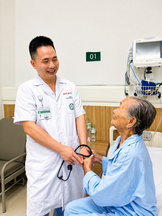 Chạy đua với 'tử thần' trong đêm, cứu trái tim của cụ bà 94 tuổi- Ảnh 2.