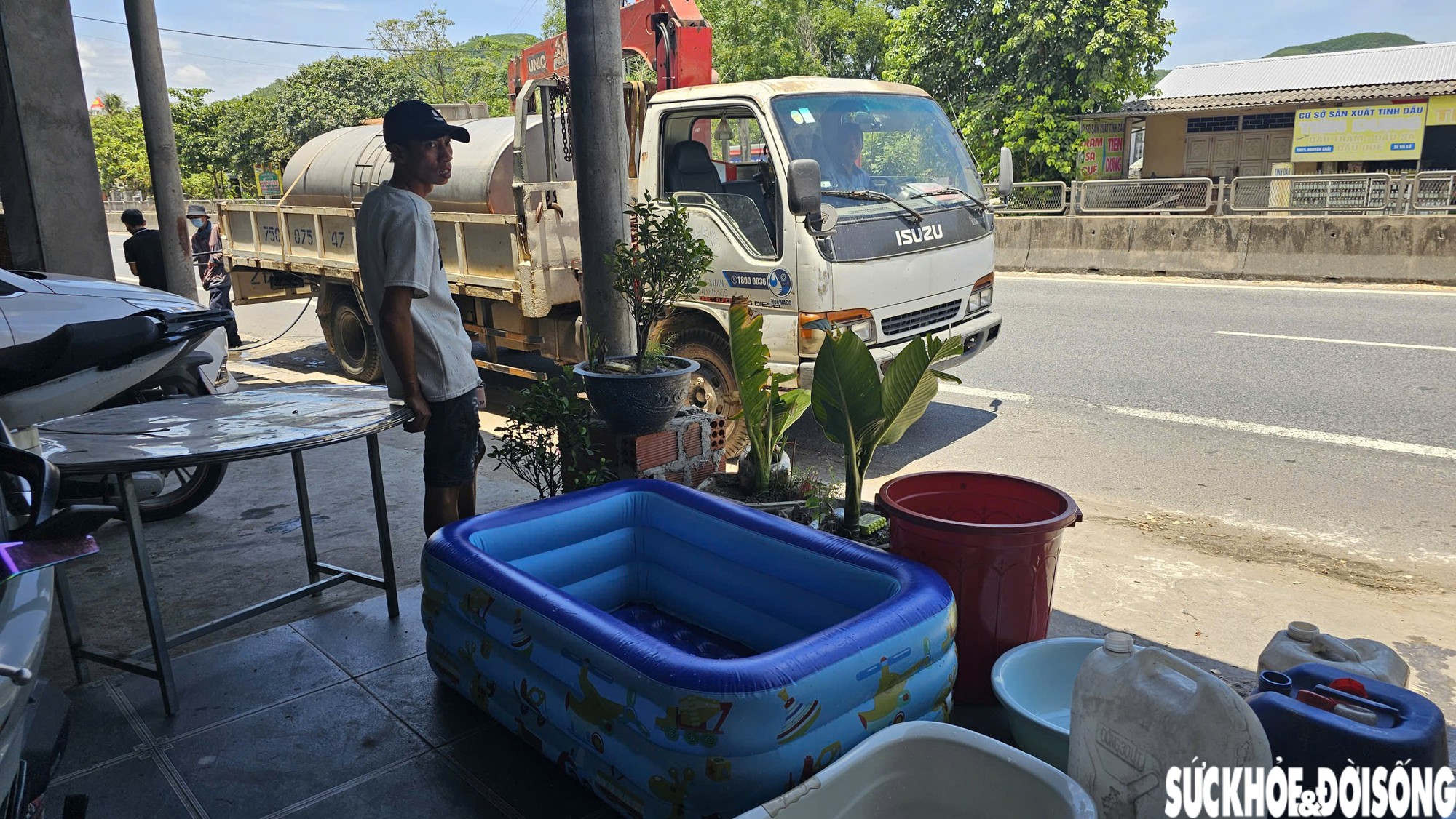 Thiếu nước sạch, người dân ở Huế mang xô chờ 'tiếp tế' giữa trưa nắng- Ảnh 6.