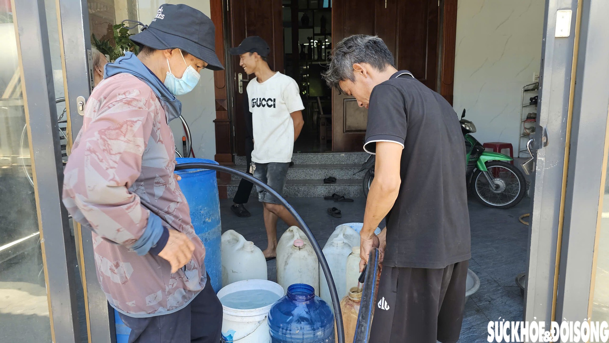 Thiếu nước sạch, người dân ở Huế mang xô chờ 'tiếp tế' giữa trưa nắng- Ảnh 3.
