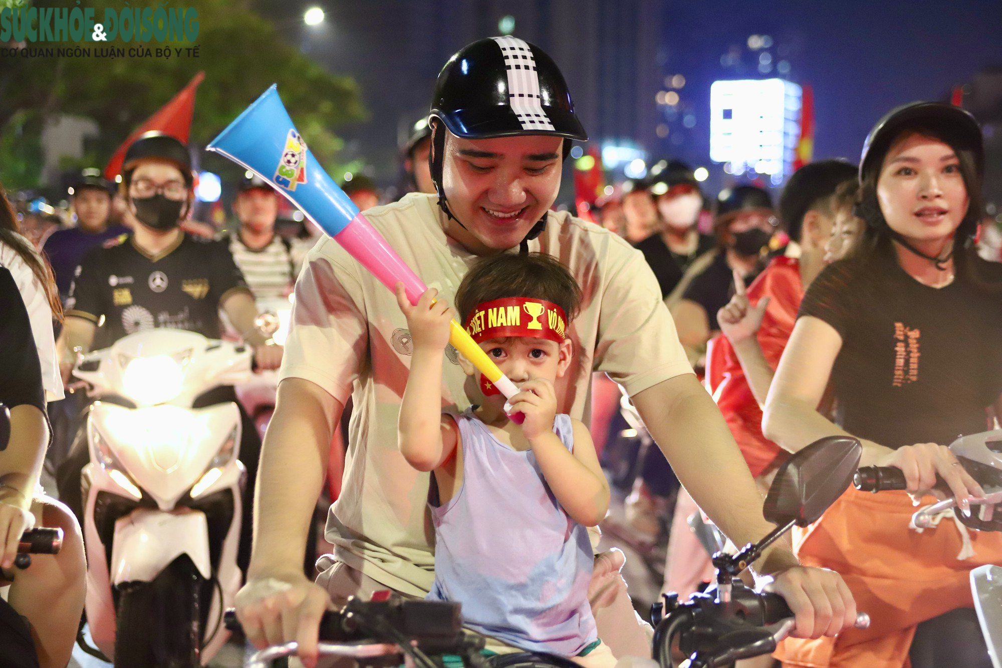 Những khoảnh khắc đẹp trong đêm người dân Hà Nội 'đi bão' mừng đội tuyển bóng đá Việt Nam vô địch- Ảnh 8.