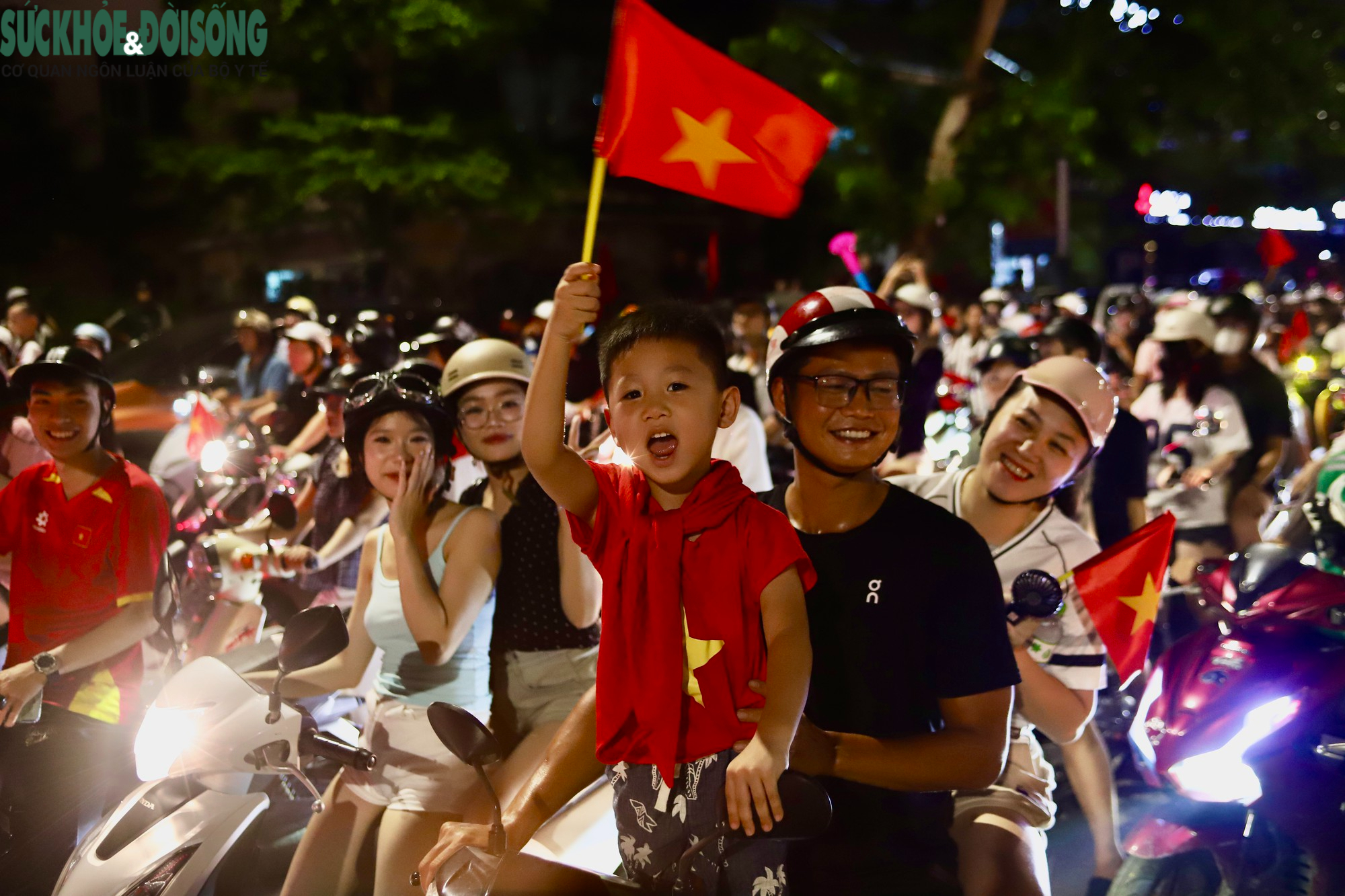 Những khoảnh khắc đẹp trong đêm người dân Hà Nội 'đi bão' mừng đội tuyển bóng đá Việt Nam vô địch- Ảnh 10.