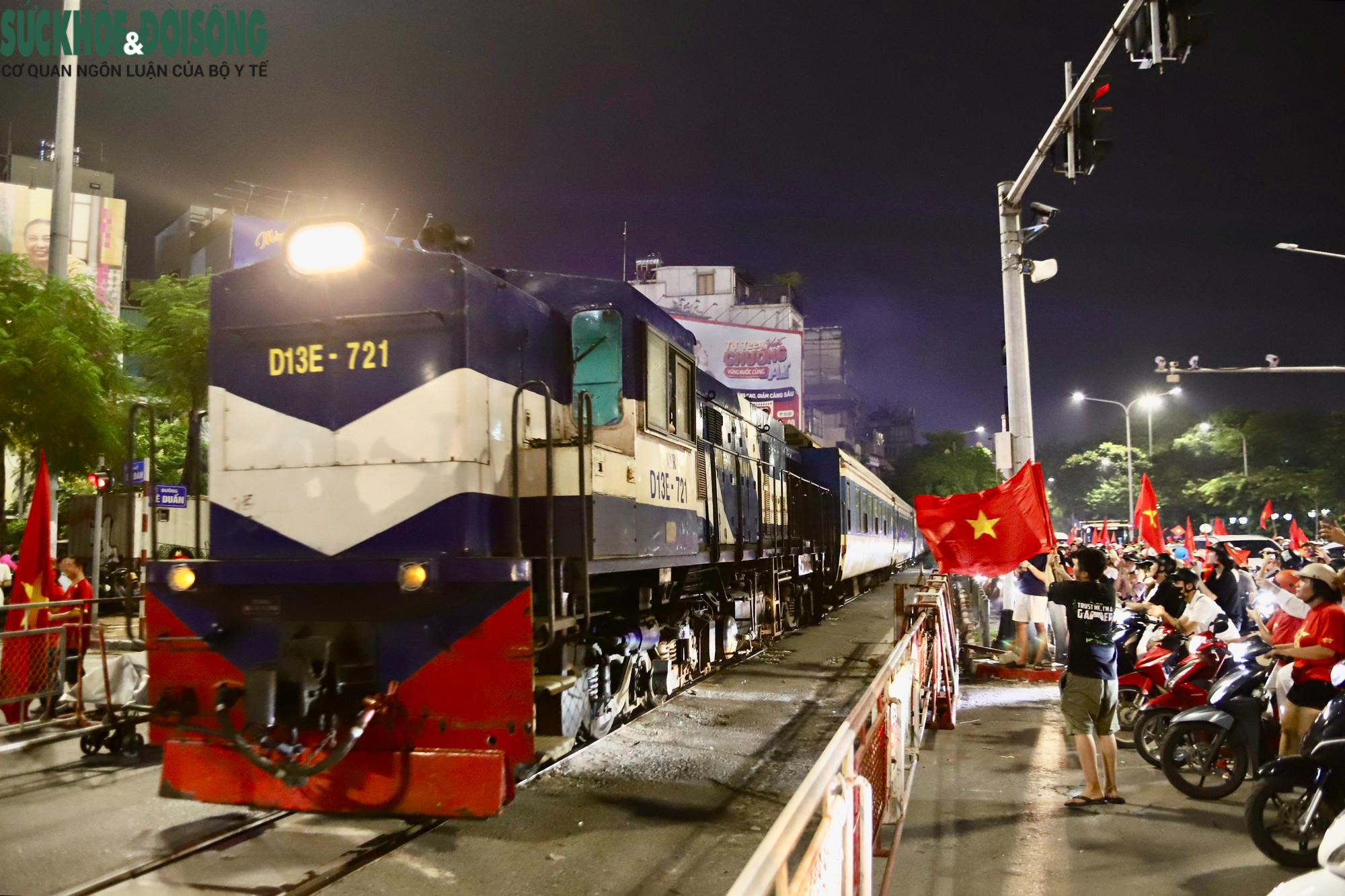 Những khoảnh khắc đẹp trong đêm người dân Hà Nội 'đi bão' mừng đội tuyển bóng đá Việt Nam vô địch- Ảnh 11.