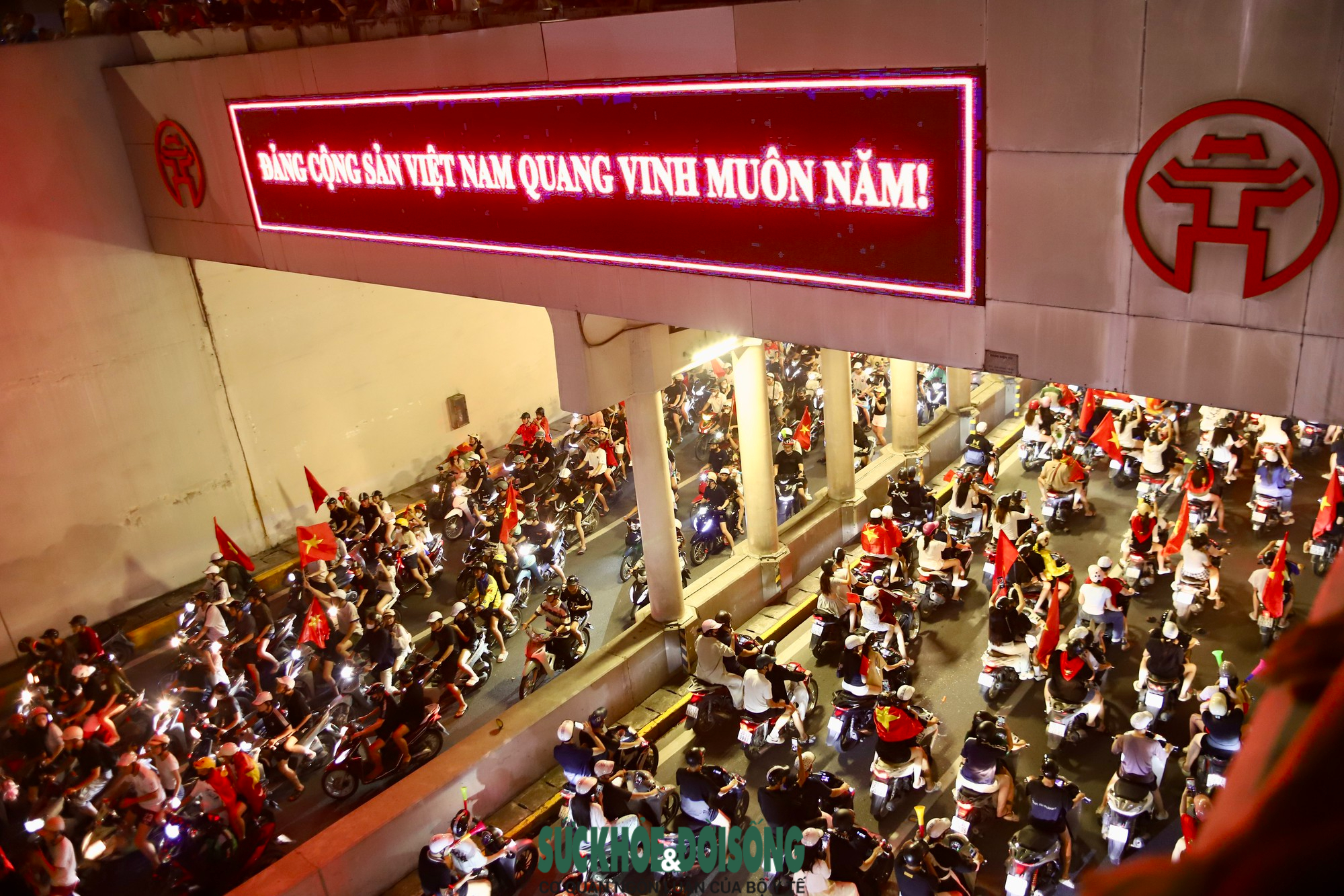 Những khoảnh khắc đẹp trong đêm người dân Hà Nội 'đi bão' mừng đội tuyển bóng đá Việt Nam vô địch- Ảnh 3.