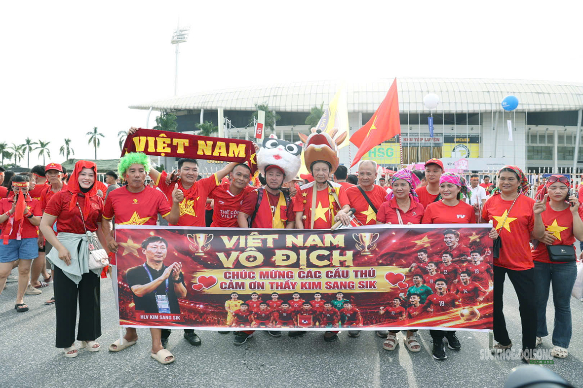 Cờ đỏ sao vàng rực rỡ trước trận lượt về tranh cúp AFF Cup 2026 - Ảnh 9.