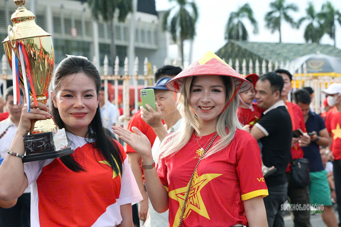 Cờ đỏ sao vàng rực rỡ trước trận lượt về tranh cúp AFF Cup 2026 - Ảnh 7.