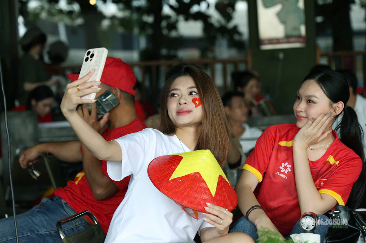 Cờ đỏ sao vàng rực rỡ trước trận lượt về tranh cúp AFF Cup 2026 - Ảnh 5.