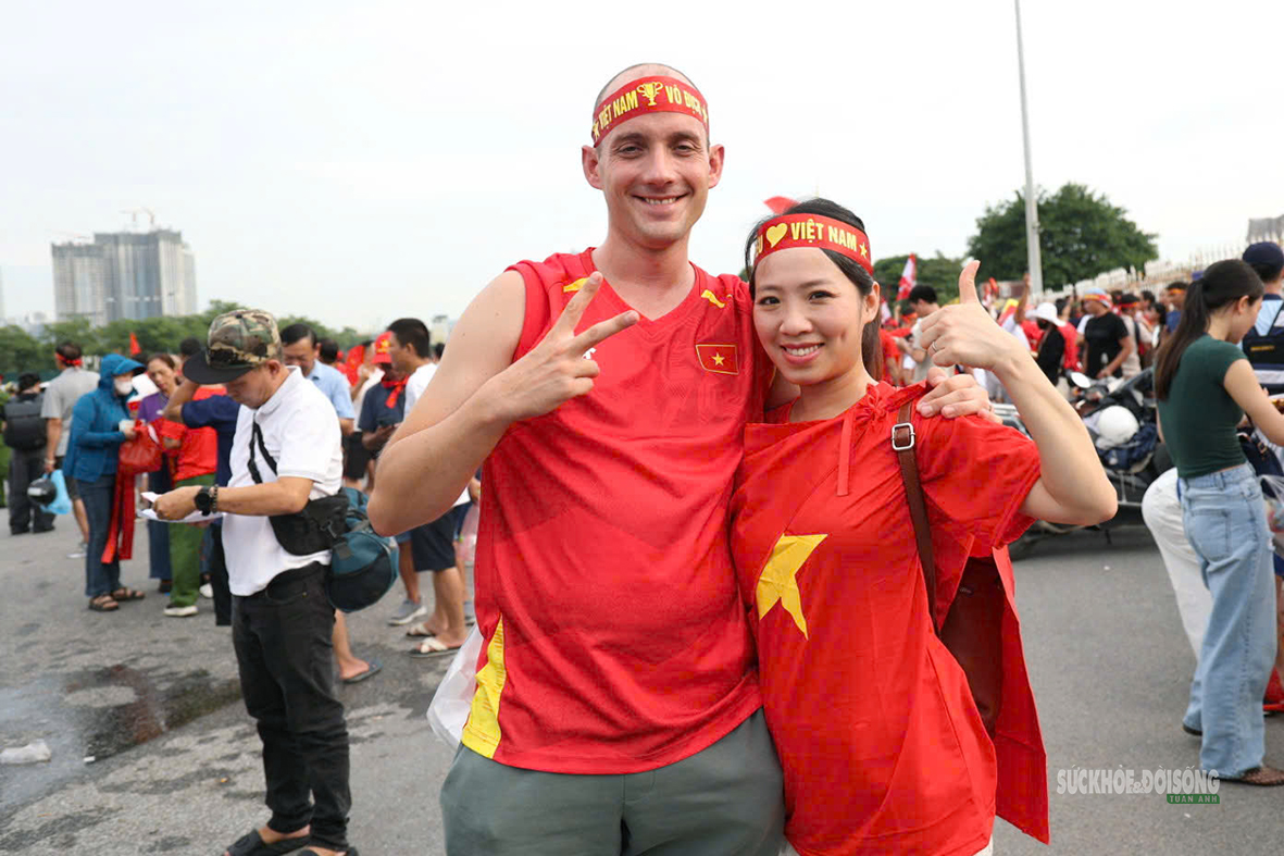 Cờ đỏ sao vàng rực rỡ trước trận lượt về tranh cúp AFF Cup 2026 - Ảnh 8.
