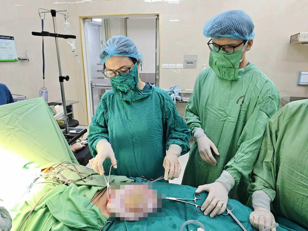 Gallery - Tưởng bụng to do tăng cân, bé gái 15 tuổi mang khối u gần 30cm - image 2