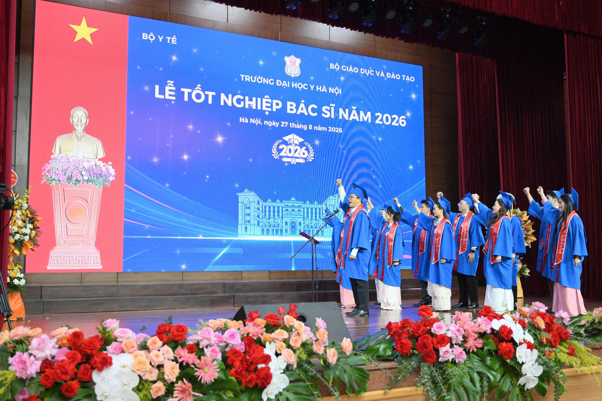 Gallery - Gần 700 tân bác sĩ Đại học Y Hà Nội sẵn sàng hành trình chữa bệnh cứu người - image 1
