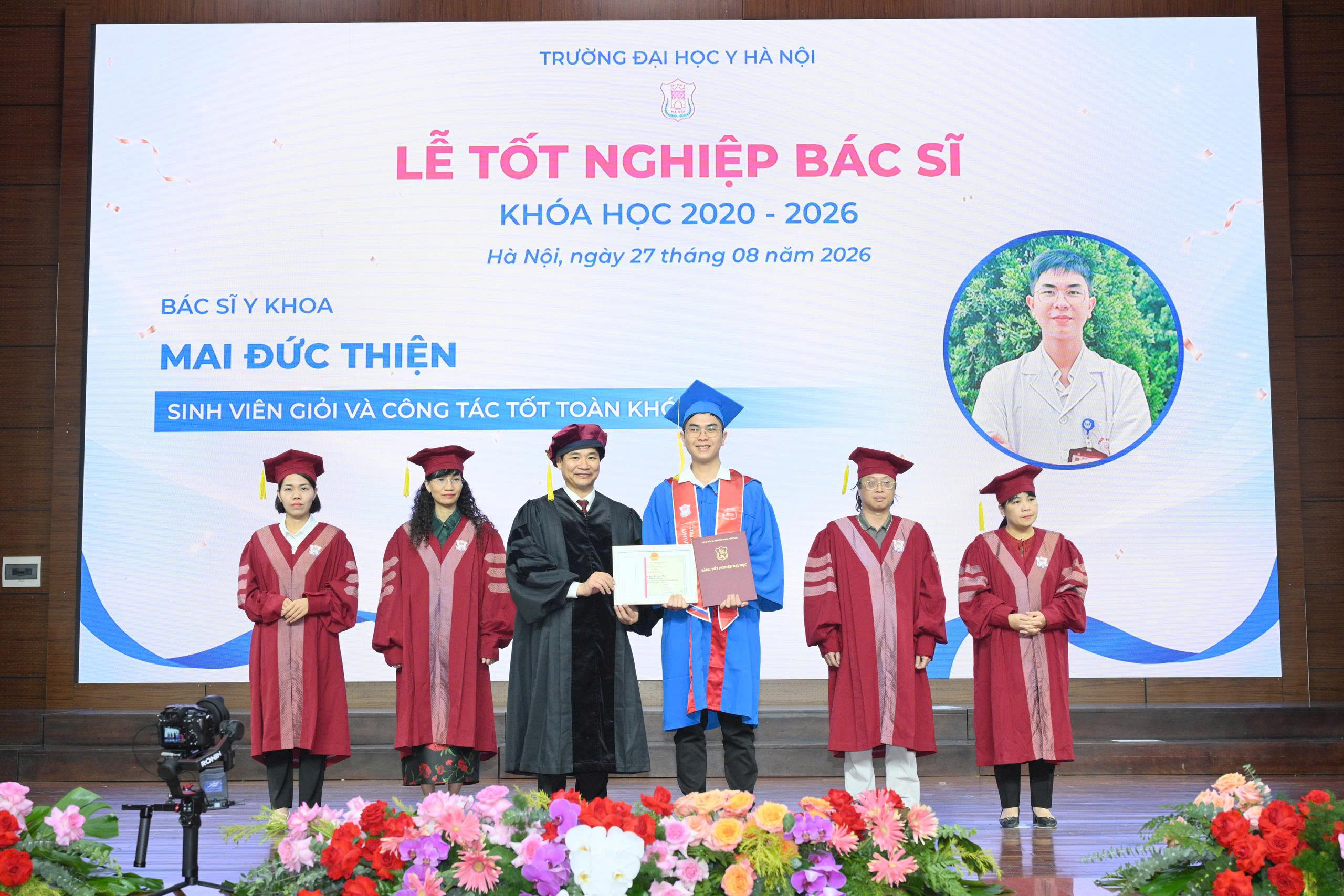 Gallery - Gần 700 tân bác sĩ Đại học Y Hà Nội sẵn sàng hành trình chữa bệnh cứu người - image 6