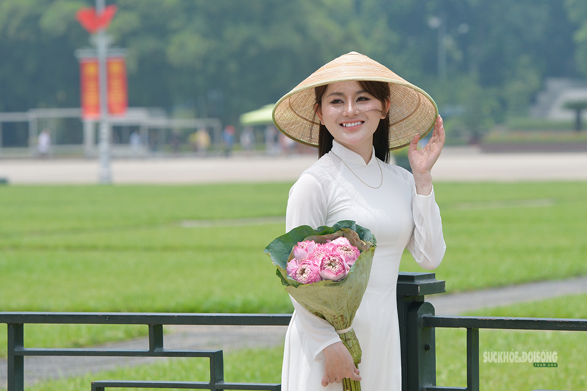 Giới trẻ diện áo dài, nô nức chụp ảnh trước thềm Quốc khánh 2/9- Ảnh 3.