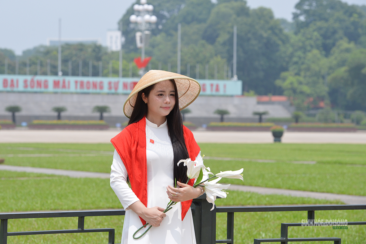 Giới trẻ diện áo dài, nô nức chụp ảnh trước thềm Quốc khánh 2/9- Ảnh 6.