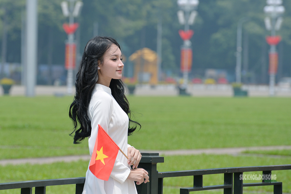 Giới trẻ diện áo dài, nô nức chụp ảnh trước thềm Quốc khánh 2/9- Ảnh 4.