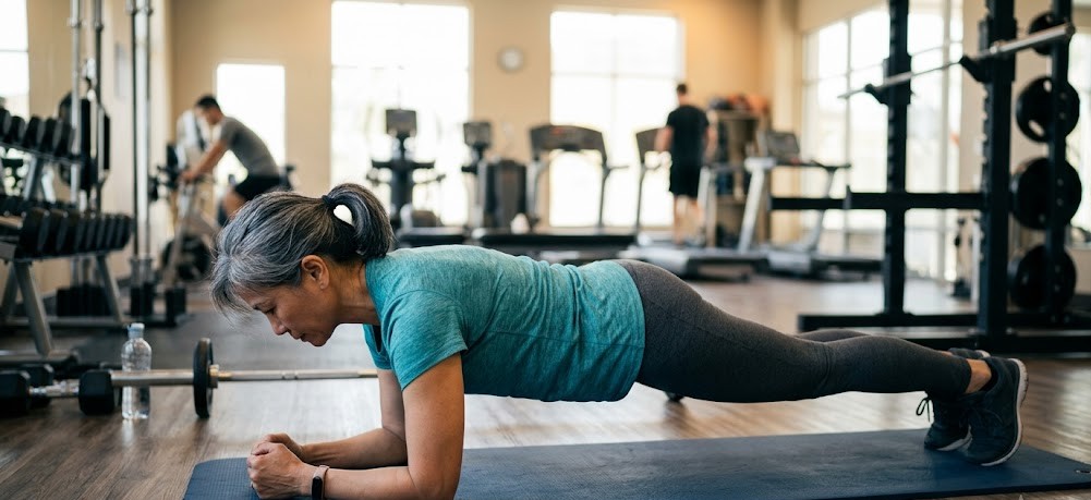 Phụ nữ sau 50 tuổi có cơ sàn chậu yếu: Có nên tập plank? - Ảnh 1.