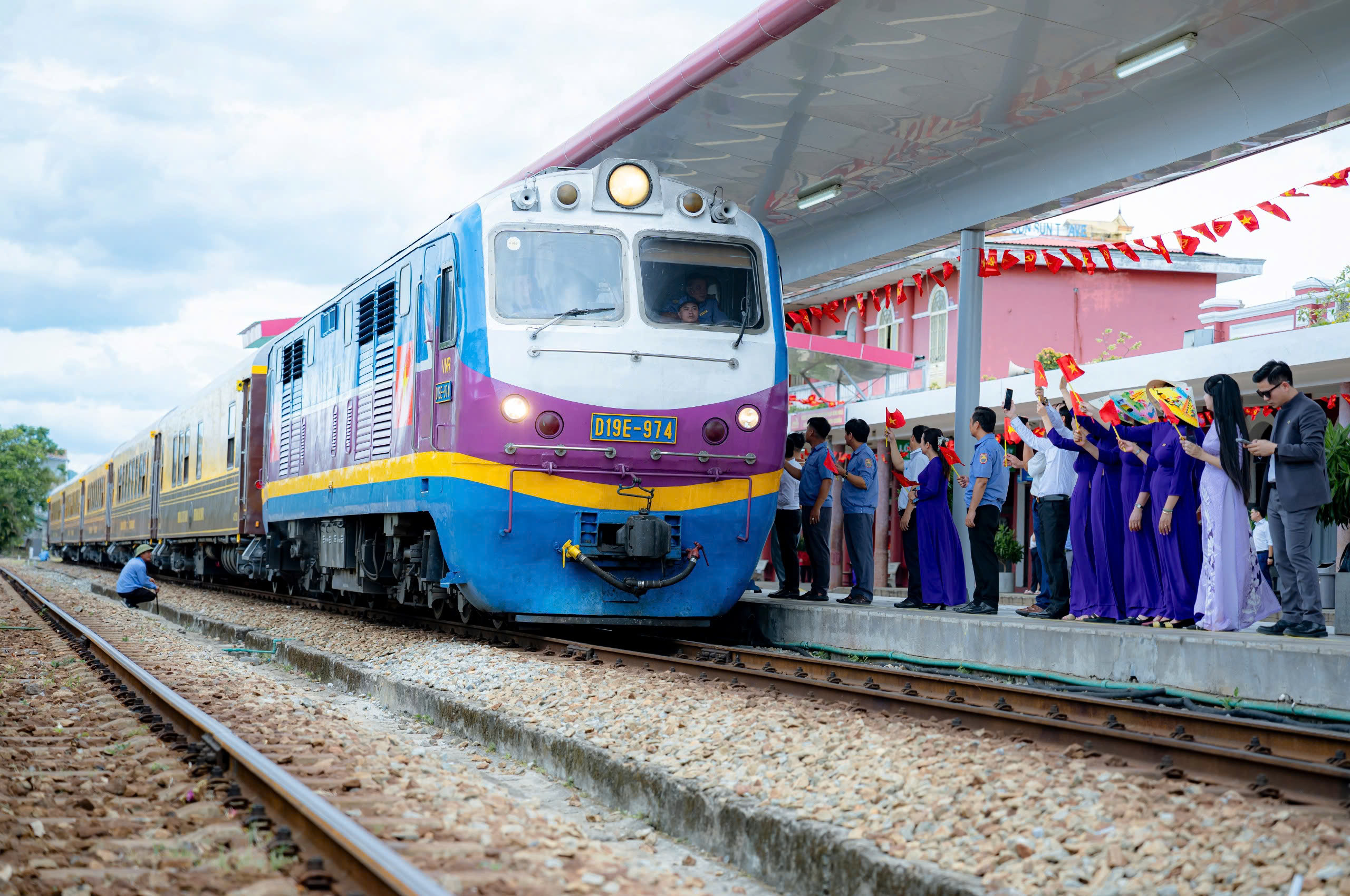 Đoàn tàu nối 2 trung tâm du lịch miền Trung chính thức lăn bánh- Ảnh 2.