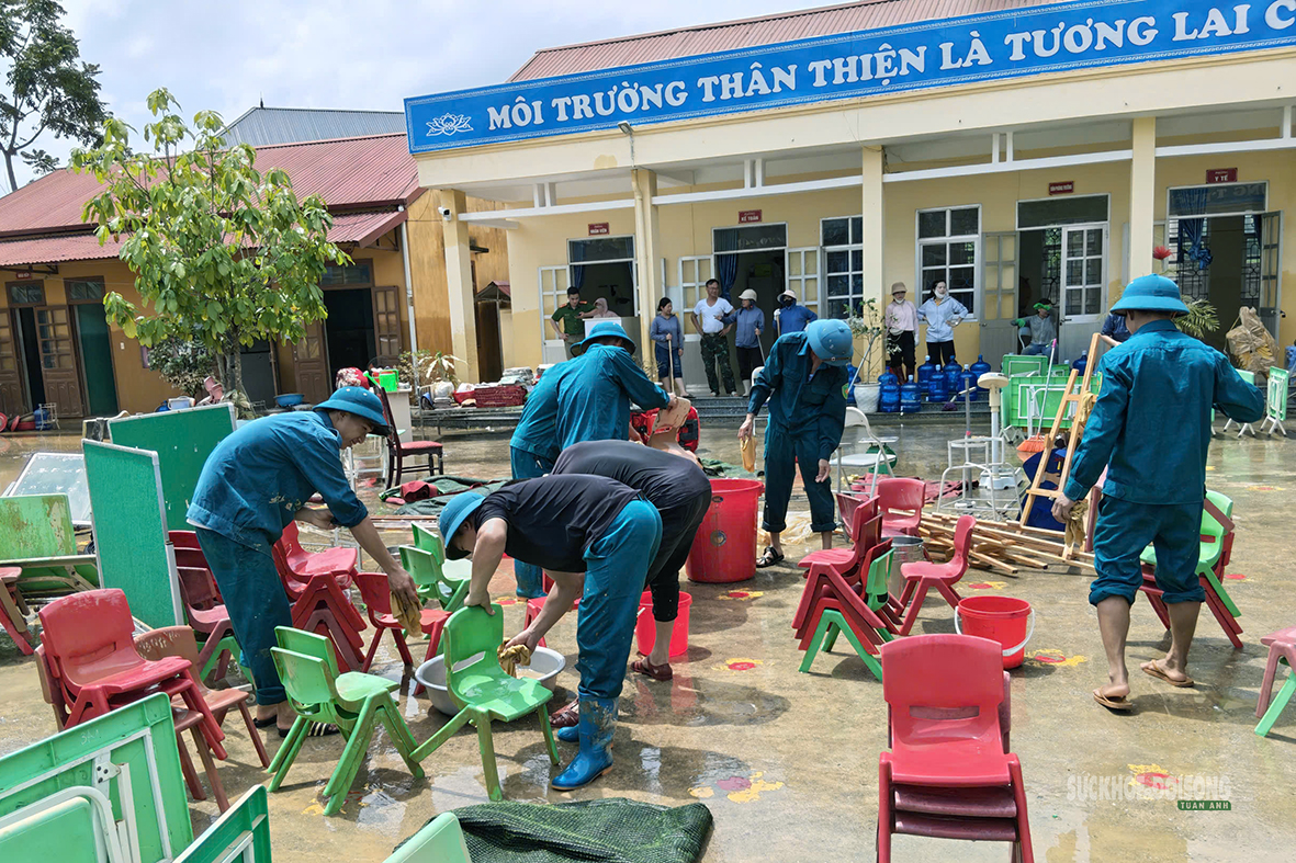Bộ đội 'buông súng cầm xẻng' dọn bùn giúp dân khắc phục hậu quả bão số 4- Ảnh 2.