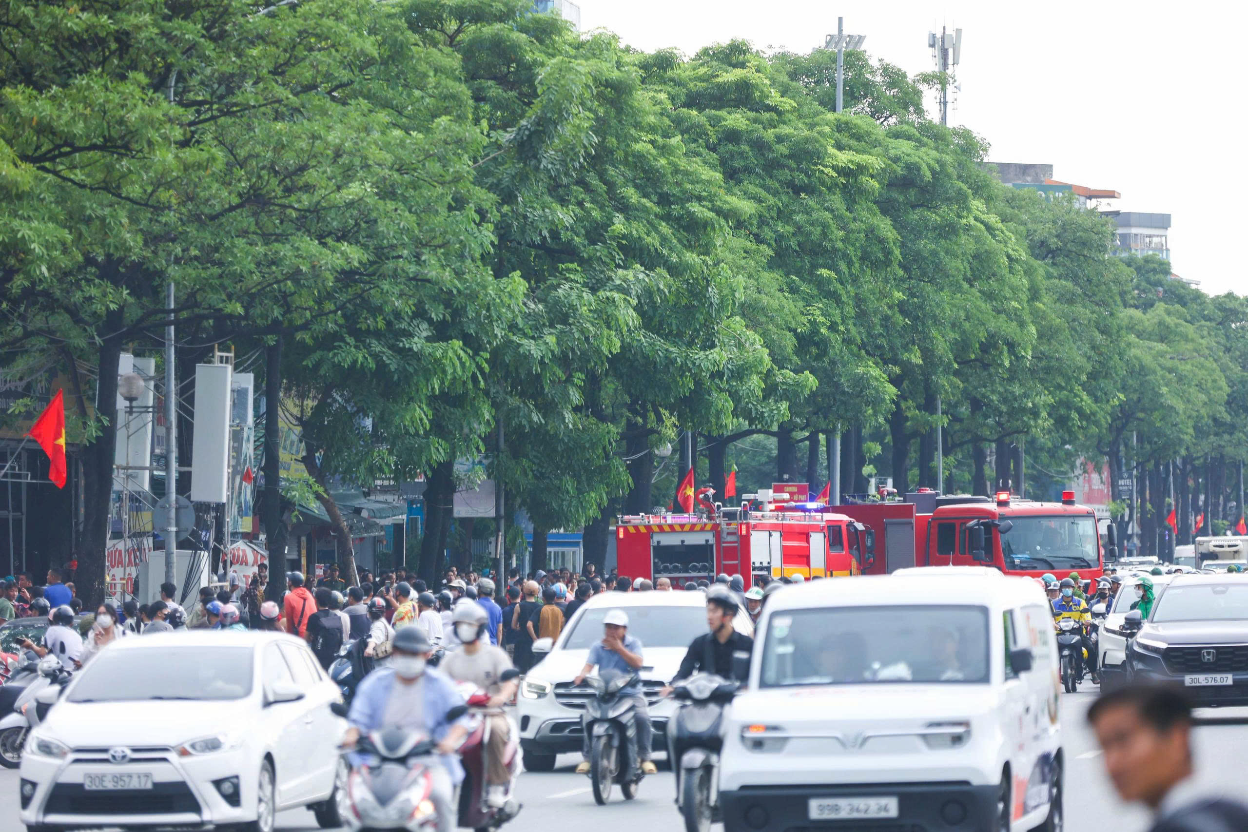 Cháy dữ dội dãy lán tạm, xưởng ô tô trên đường Lê Quang Đạo, Hà Nội- Ảnh 3.
