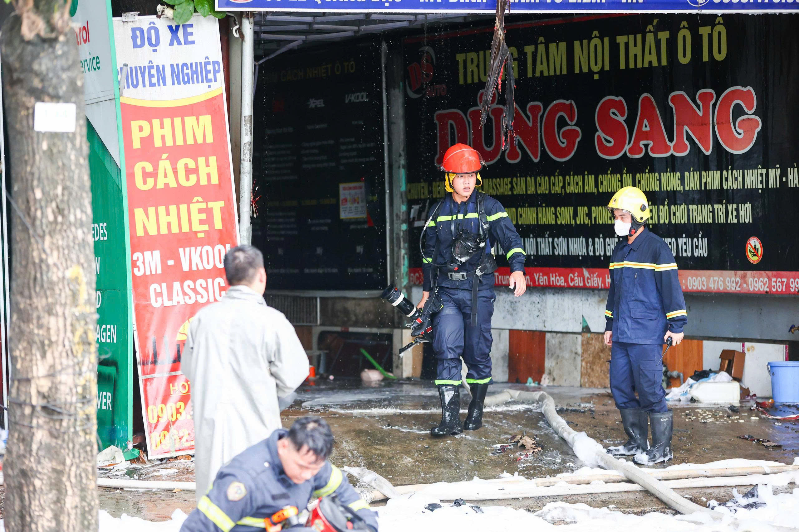 Cháy dữ dội dãy lán tạm, xưởng ô tô trên đường Lê Quang Đạo, Hà Nội- Ảnh 5.