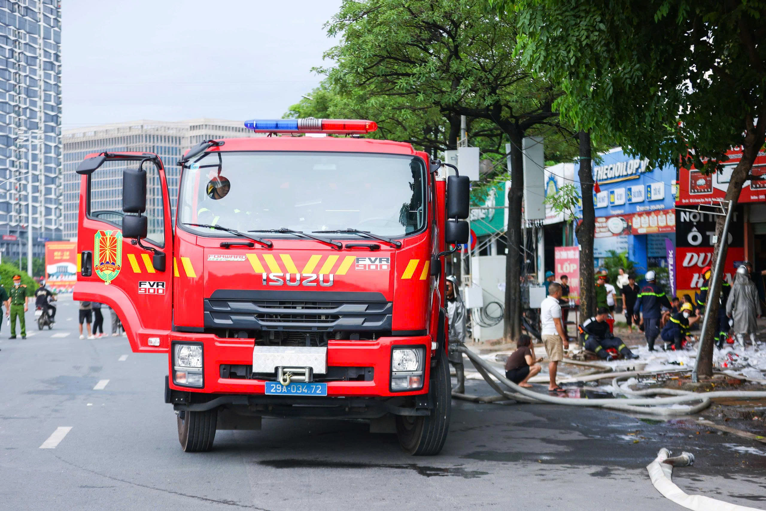 Cháy dữ dội dãy lán tạm, xưởng ô tô trên đường Lê Quang Đạo, Hà Nội- Ảnh 2.
