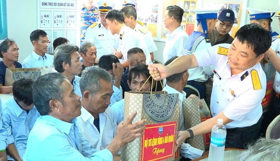 Đưa 33 Ngư Dân Quảng Ngãi Gặp Nạn Về Bờ An Toàn: Hành Trình Cứu Nạn Đáng Nhớ