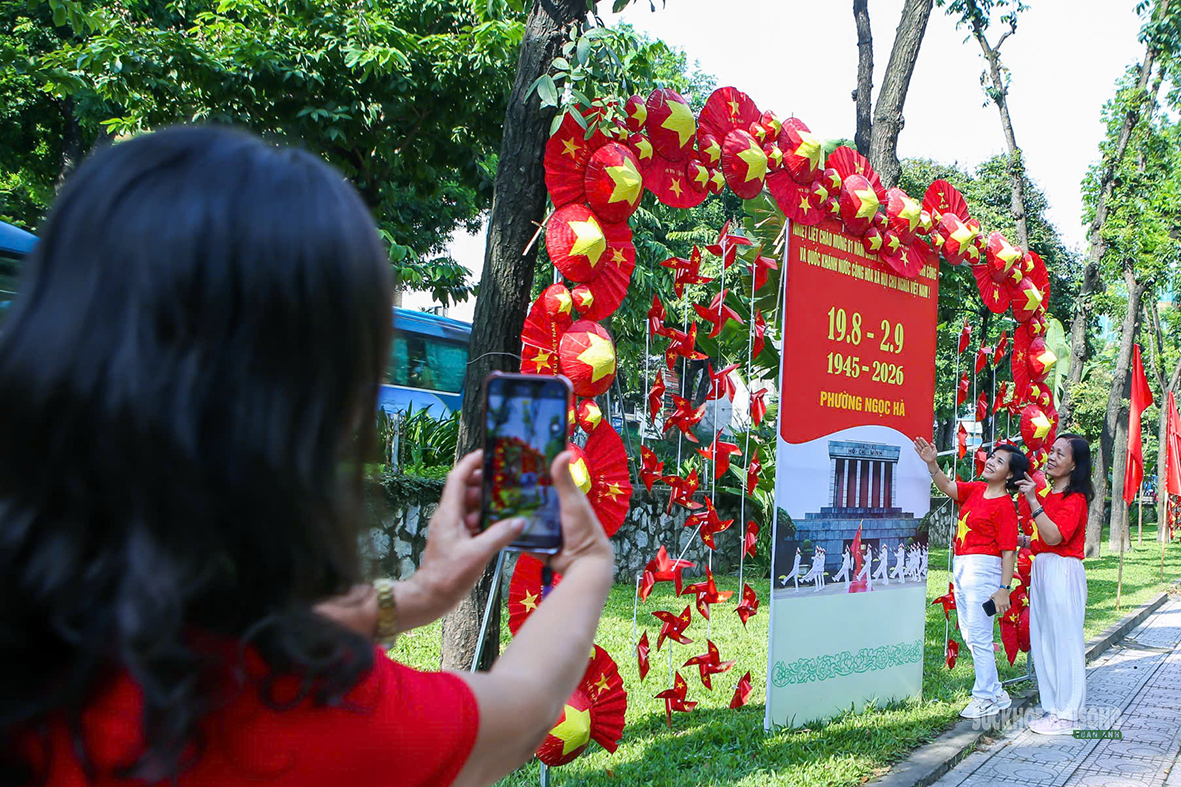 Phố Kim Mã thành điểm check-in rực rỡ dịp Quốc khánh- Ảnh 9.