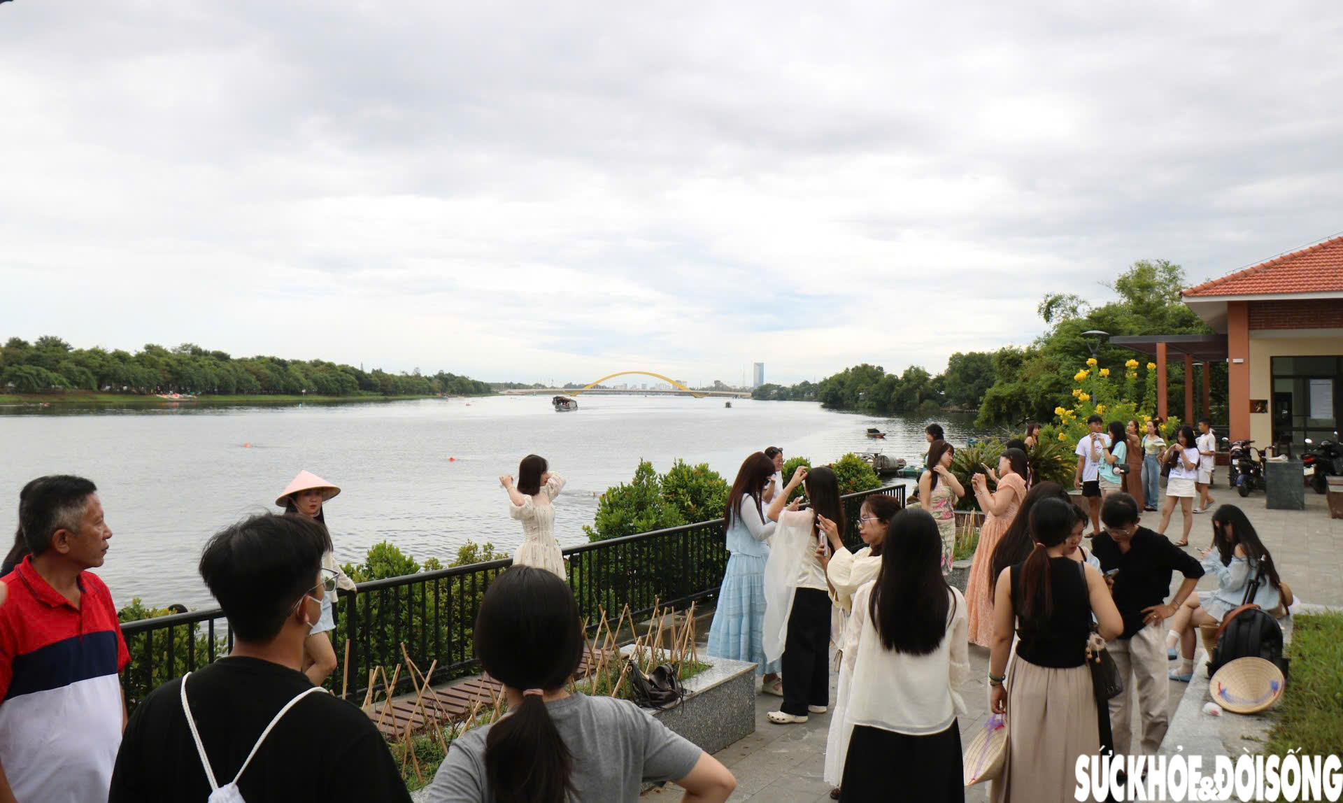 Tọa độ 'sống ảo' bắt trọn chùa Thiên Mụ ở Huế hút giới trẻ dịp nghỉ lễ- Ảnh 2.