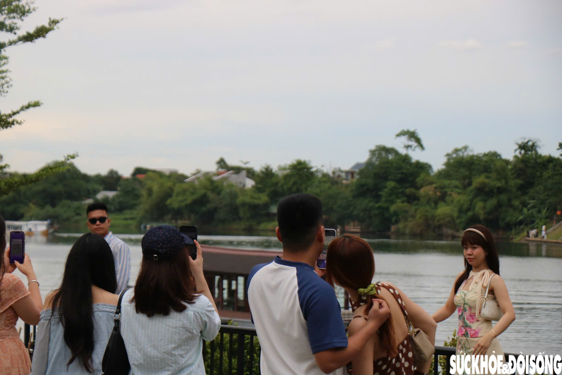 Tọa độ 'sống ảo' bắt trọn chùa Thiên Mụ ở Huế hút giới trẻ dịp nghỉ lễ- Ảnh 4.