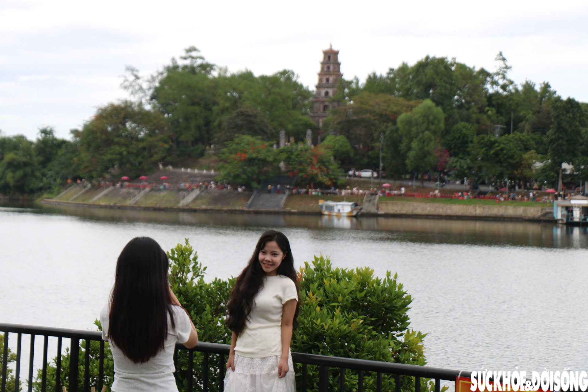 Tọa độ 'sống ảo' bắt trọn chùa Thiên Mụ ở Huế hút giới trẻ dịp nghỉ lễ- Ảnh 5.