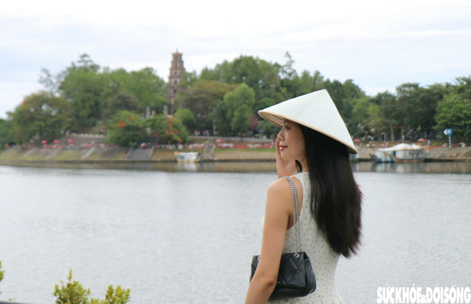 Tọa độ 'sống ảo' bắt trọn chùa Thiên Mụ ở Huế hút giới trẻ dịp nghỉ lễ- Ảnh 6.