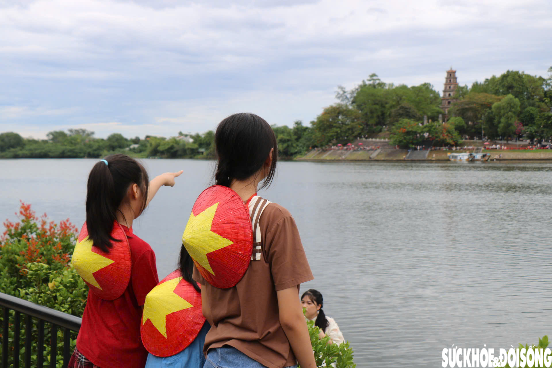 Tọa độ 'sống ảo' bắt trọn chùa Thiên Mụ ở Huế hút giới trẻ dịp nghỉ lễ- Ảnh 7.