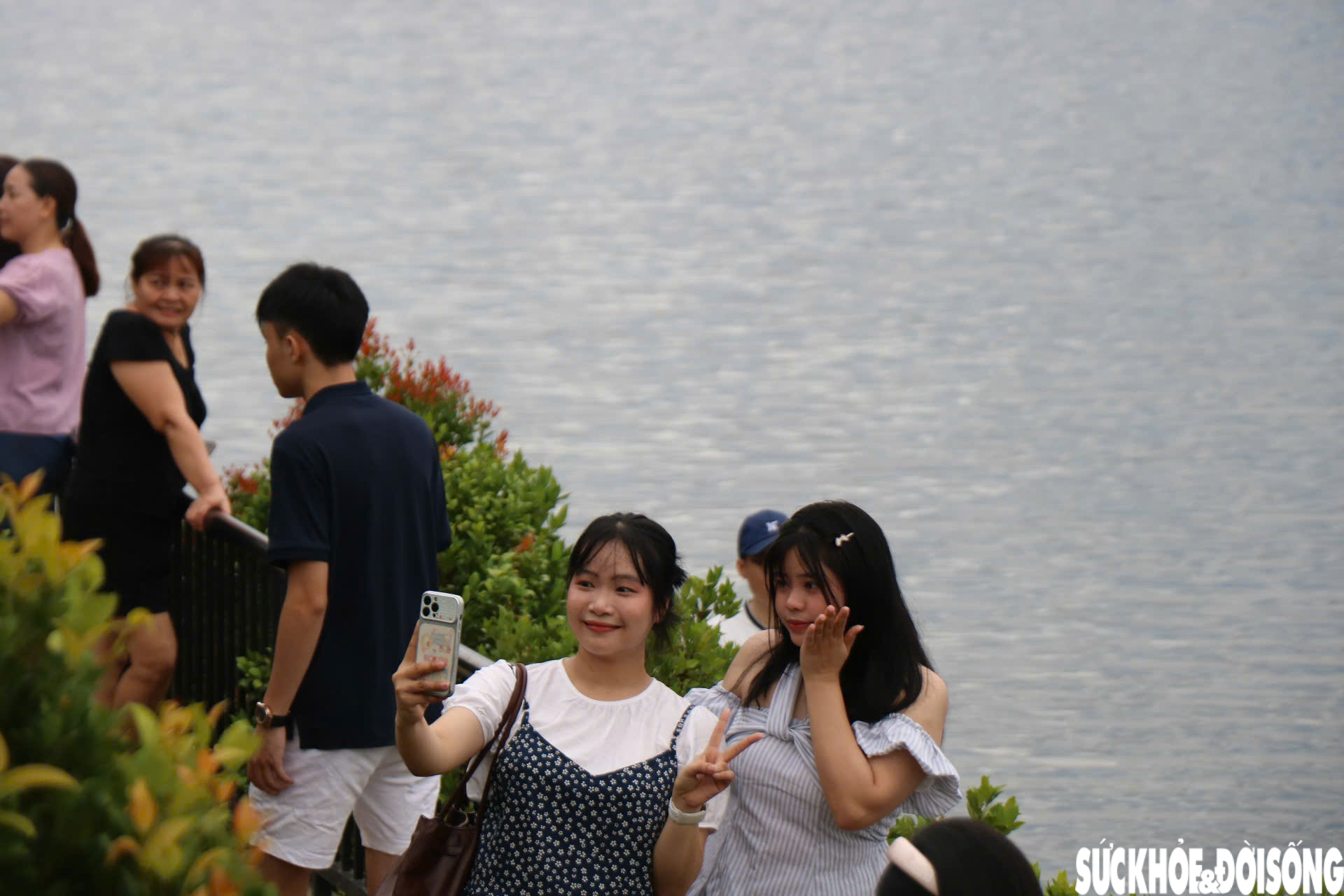 Tọa độ 'sống ảo' bắt trọn chùa Thiên Mụ ở Huế hút giới trẻ dịp nghỉ lễ- Ảnh 12.
