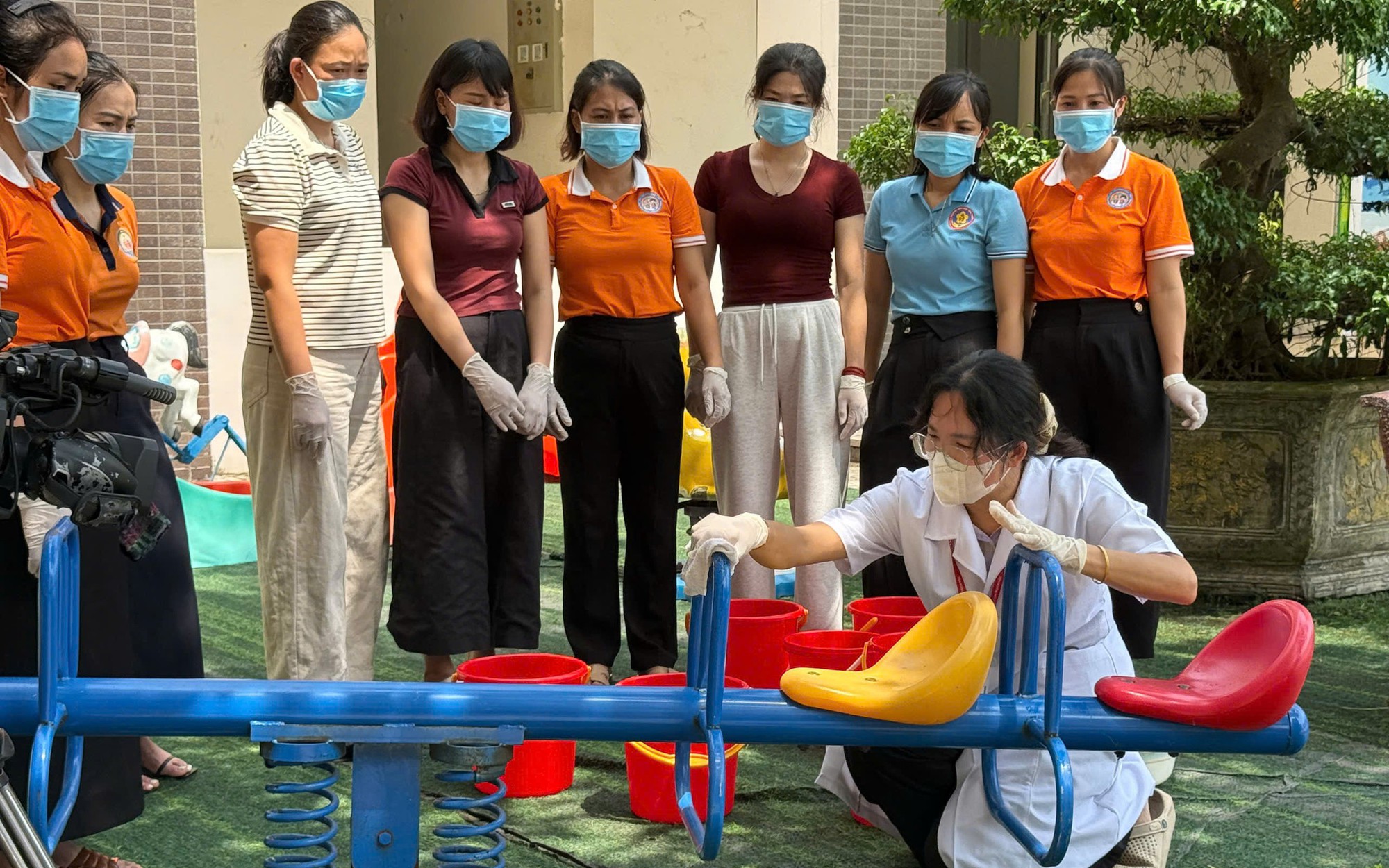 Trước ngày khai giảng, các trường học ở Hà Nội chặn dịch bệnh ngay từ cửa lớp- Ảnh 6.
