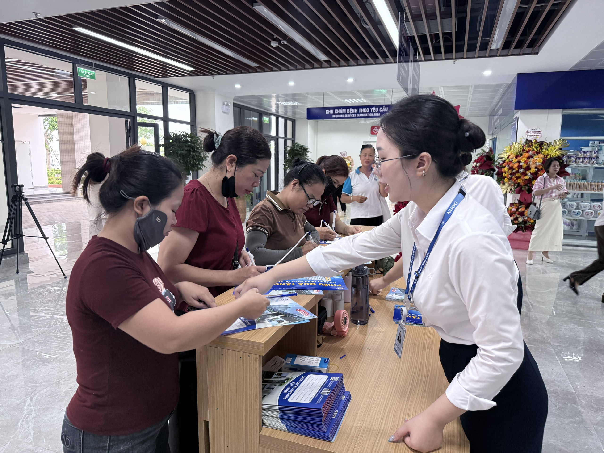 Bé trai đầu tiên chào đời ở Cơ sở 2 được Giám đốc Bệnh viện Phụ sản TW đặt tên với nhiều niềm kỳ vọng...- Ảnh 4.