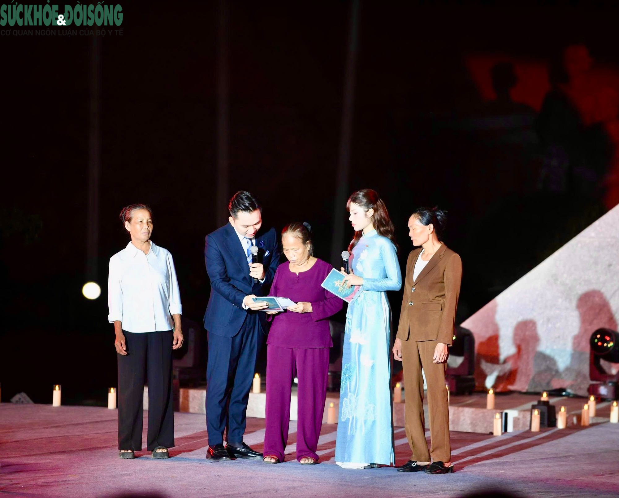 Gallery - Nhiều thế hệ trong gia đình hơn nửa thế kỷ đi tìm mộ liệt sĩ - image 3