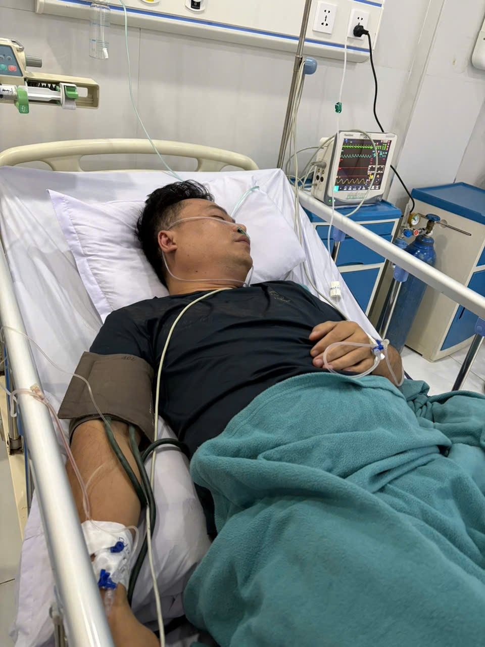 Gallery - Bác sĩ Bạch Mai cứu sống thầy giáo hôn mê sâu sau hành trình hơn 1.000km từ Lào về nước - image 3