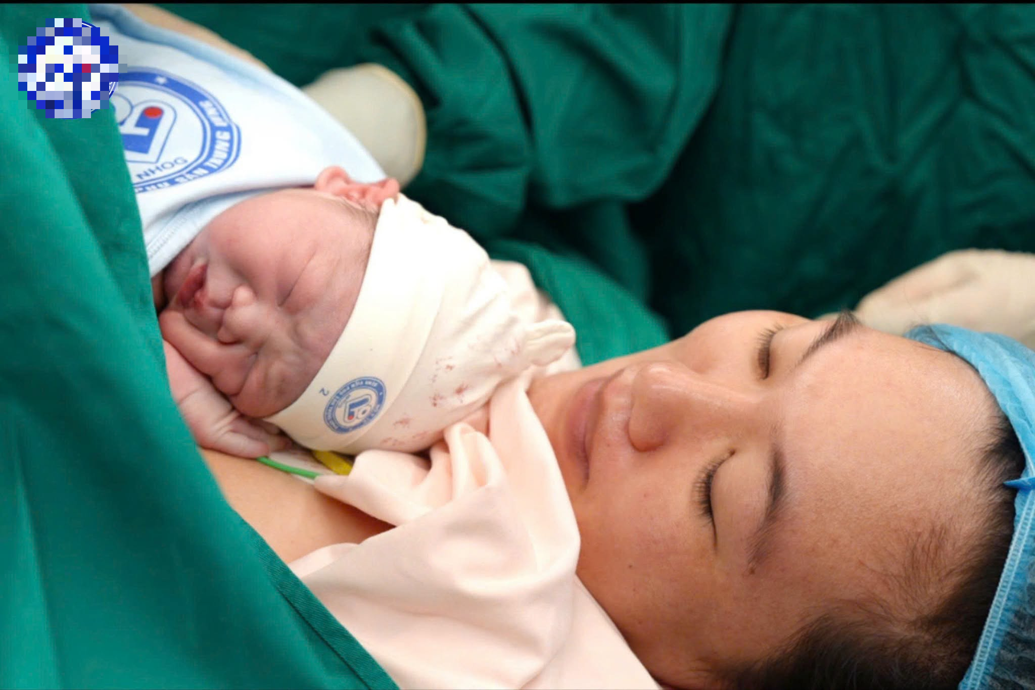 Bé trai đầu tiên chào đời ở Cơ sở 2 được Giám đốc Bệnh viện Phụ sản TW đặt tên với nhiều niềm kỳ vọng...- Ảnh 3.