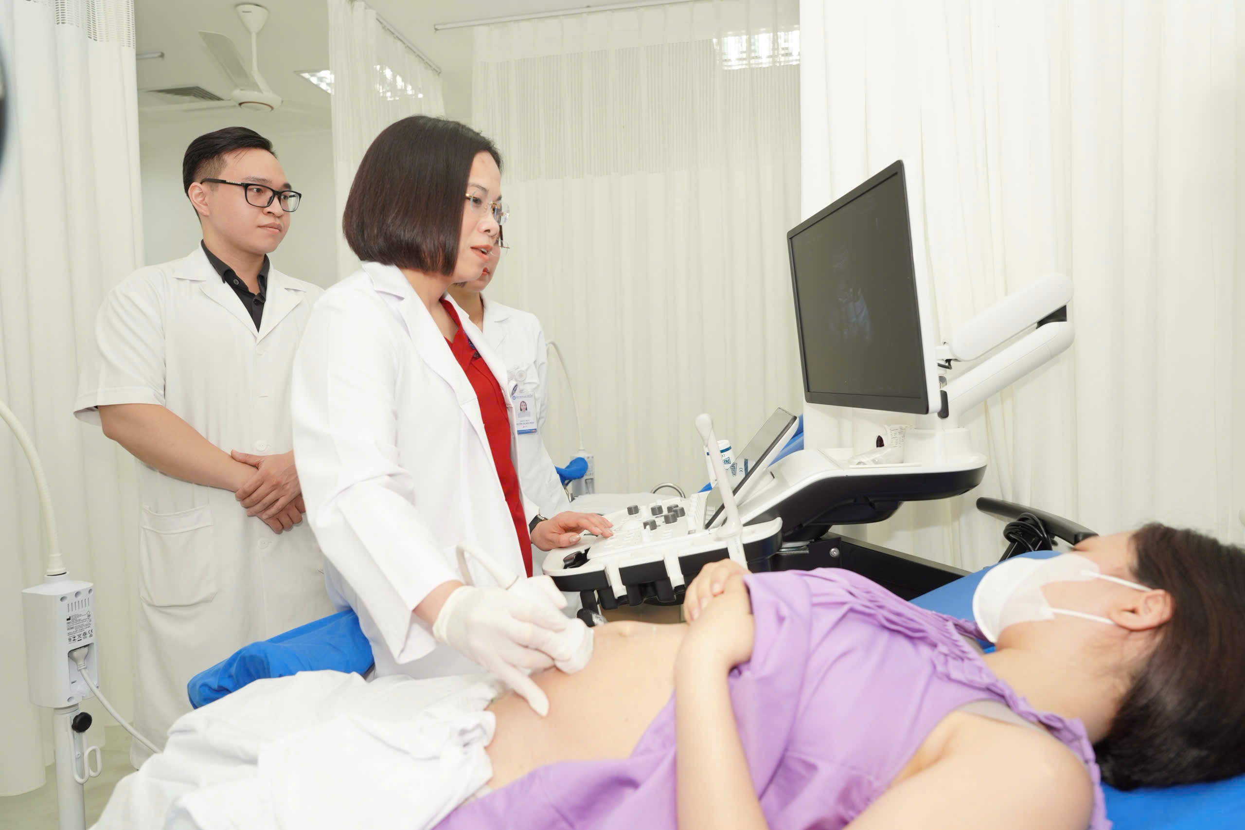 Bé trai đầu tiên chào đời ở Cơ sở 2 được Giám đốc Bệnh viện Phụ sản TW đặt tên với nhiều niềm kỳ vọng...- Ảnh 5.
