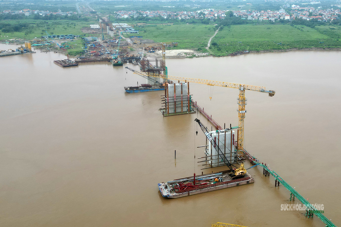 Cầu Hồng Hà bắc qua sông Hồng sau gần một năm thi công- Ảnh 2.
