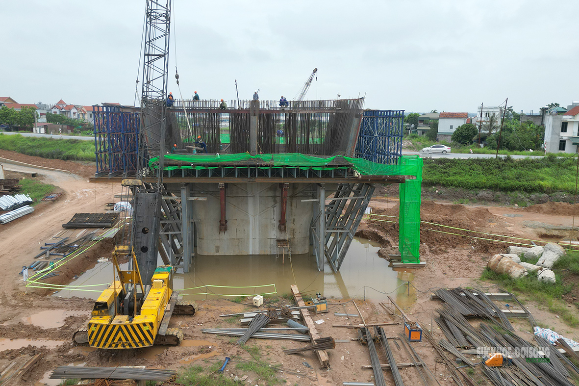 Cầu Hồng Hà bắc qua sông Hồng sau gần một năm thi công- Ảnh 6.