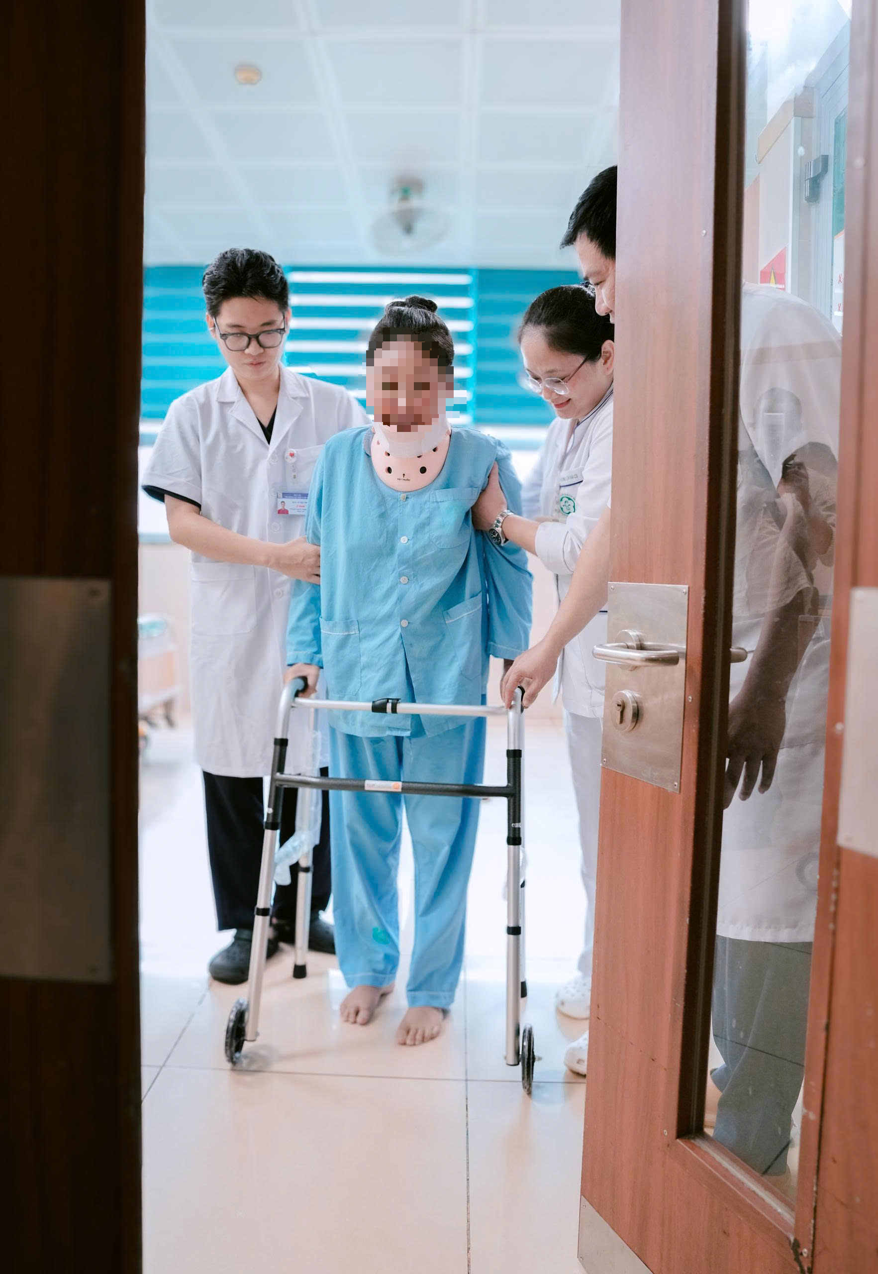 8 tháng nằm liệt sau sinh, người mẹ Lào tìm lại đôi chân nhờ ca vi phẫu tại Bệnh viện Bạch Mai - Ảnh 2.