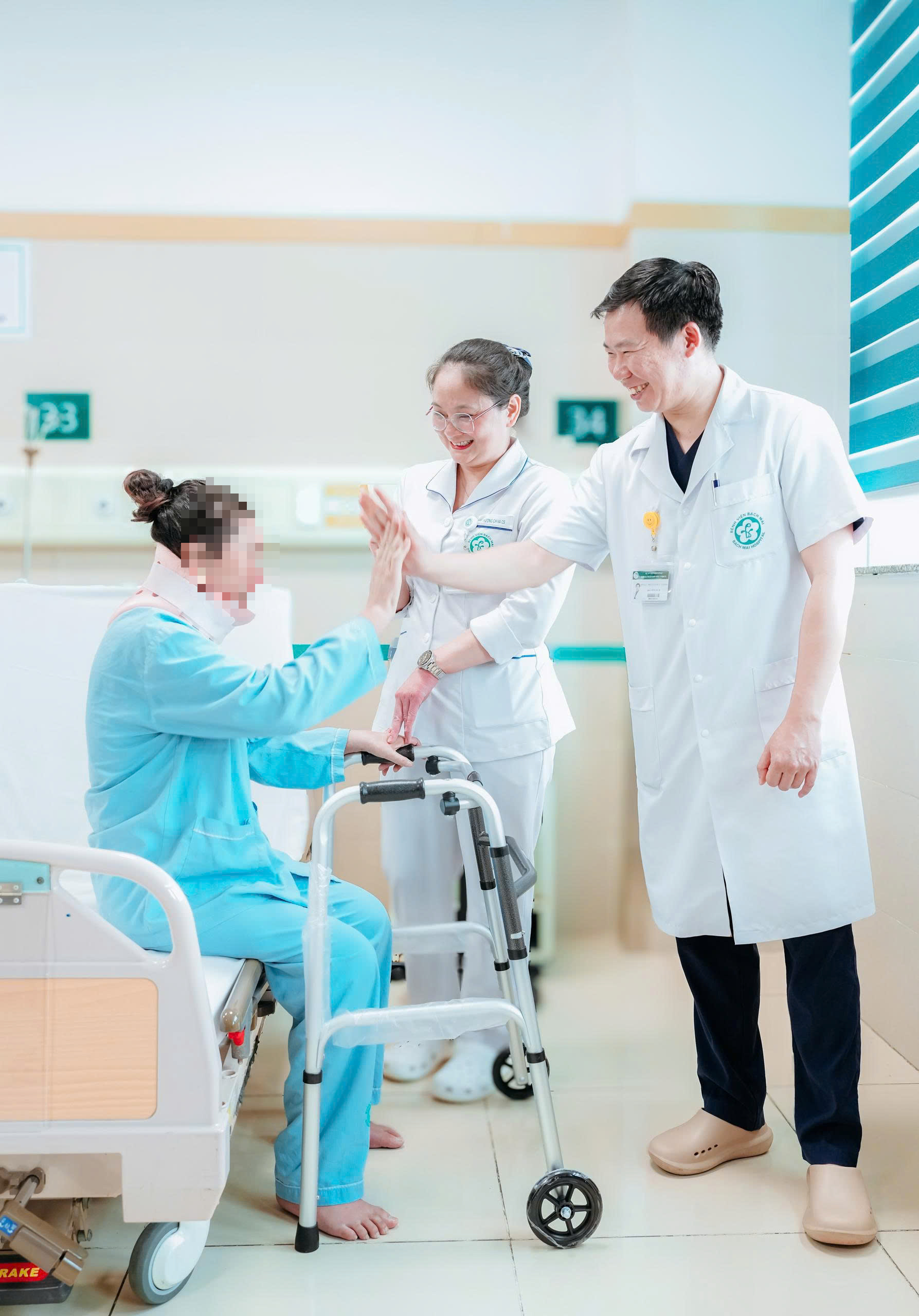 8 tháng nằm liệt sau sinh, người mẹ Lào tìm lại đôi chân nhờ ca vi phẫu tại Bệnh viện Bạch Mai - Ảnh 3.